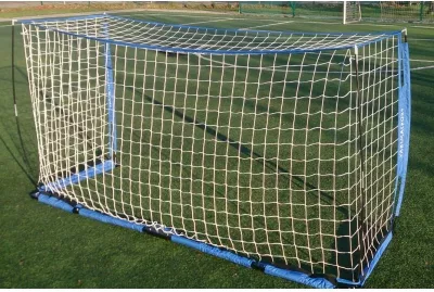 Rrjetë portash për futboll Yakimasport, ngjyrë e bardhë me detaje blu