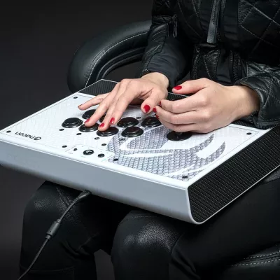 Arcade stick Nacon Daija për PS5, SANWA butona, USB-C, 3 m kabllo, bardhë/zi, set me 2 koka shkopi + vegla