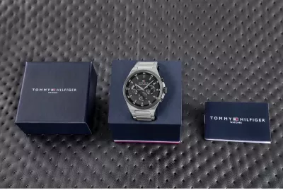 Orë dore për meshkuj Tommy Hilfiger, e zezë