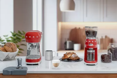Aparat ekspresi SMEG ECF02RDEU, 1.1L, 15 bar, i kuq