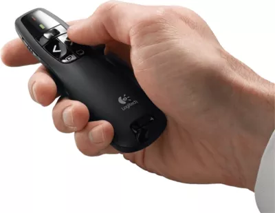Telekomandë prezantimi Logitech R400, wireless 2.4GHz, laser i kuq, rreze 15 m, me marrës USB, me këllëf, e zezë