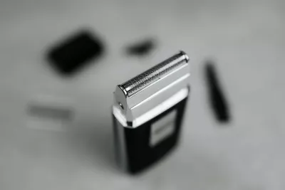 Makinë rroje Wahl Travel Shaver 03615-1016, folje, me bateri 45 min, karikim 480 min, set me qese + fletë prerëse rezervë + brushë pastrimi, e zezë