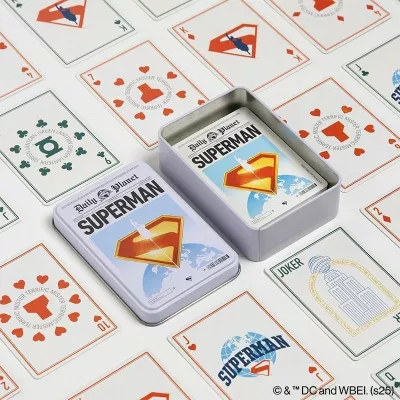 Karta loje Paladone Superman, set 52 karta + 2 jokera, me kuti metalike