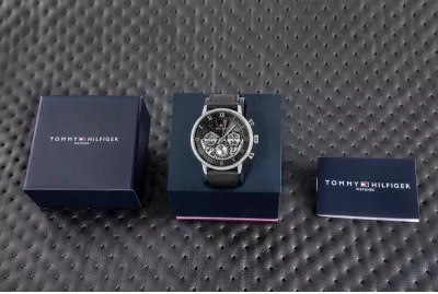 Orë dore për meshkuj Tommy Hilfiger, e zezë