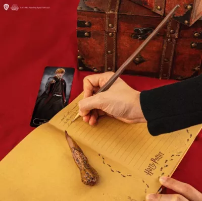 Stilolaps replikë shkop magjik Cinereplicas Harry Potter Ron Weasley 25.3 cm, me bazament dhe shënues libri, kafe