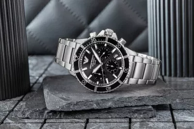 Orë dore meshkujsh Emporio Armani World Explorer AR11739, e zezë/argjendtë, set me kuti