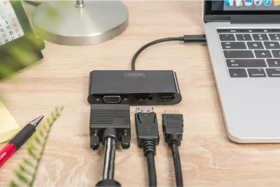Adapter grafik Digitus USB-C në DisplayPort/HDMI/VGA, i zi