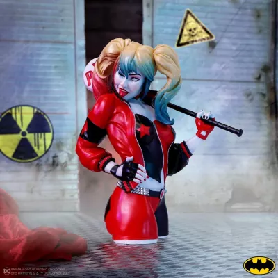 Bust koleksionues NEMESIS NOW Harley Quinn 30 cm, rezinë, i pikturuar me dorë, kuqe/zi, kuti dhurate