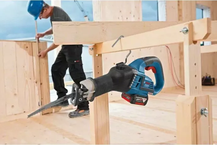 Sharrë reciproke Bosch GSA 18V-32, brushless, 18V, valixhe, zi/kaltër/kuqe