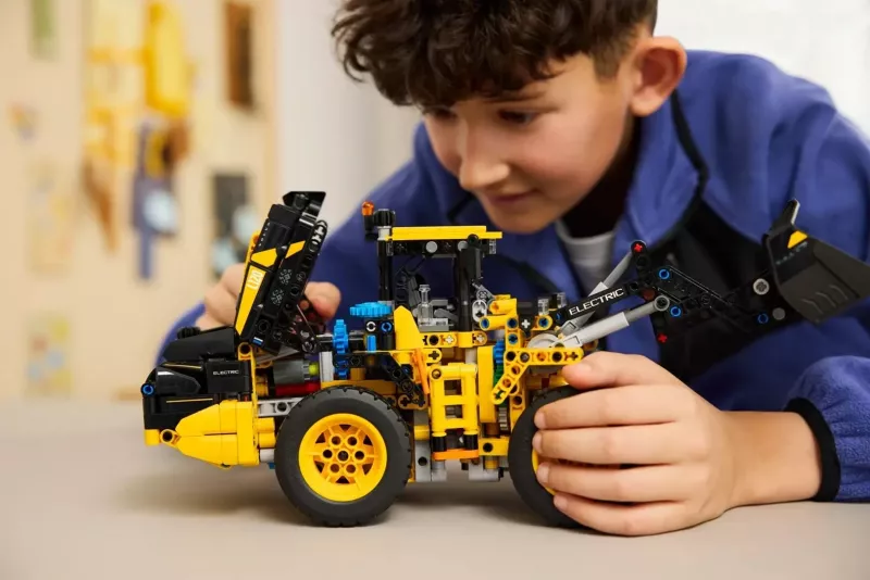 Set LEGO Technic Volvo L120 Electric Wheel Loader, 973 pjesë, për fëmijë 9+ vjeç, e verdhë/zezë