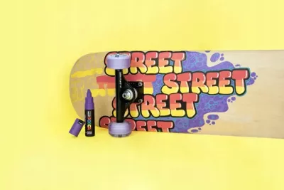 Set markerë dekorativ Uni Posca GIFT METAL TIN, 20 copë (6x PC-1MC, 7x PC-3M, 7x PC-5M), ngjyra të ndryshme