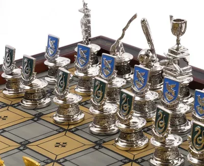 Set shahu NOBLE COLLECTION Harry Potter Quidditch Chess, 34 cm, 4 sete figurash (argjend/ari)