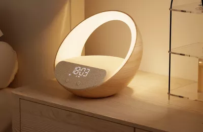 Llambë nate Moye Aurora Glow, orë me alarm, altoparlant Bluetooth 2x5W, karikim pa kabllo Qi deri 15W, bateri 2400mAh, finish imitim druri