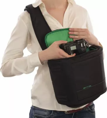çantë kamere RIVACASE 7470 PS SLR, sling për DSLR, ndarje të rregullueshme, xhep për tablet, mbulesë shiu, e zezë