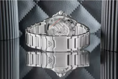 Orë dore meshkujsh Emporio Armani World Explorer AR11697, argjendtë/kaltër, me kuti