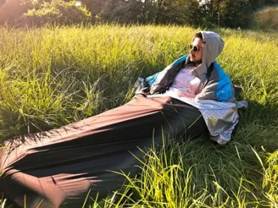 Thes gjumi izolues LayOn CozyBivy 188 x 65 cm, i gjelbër