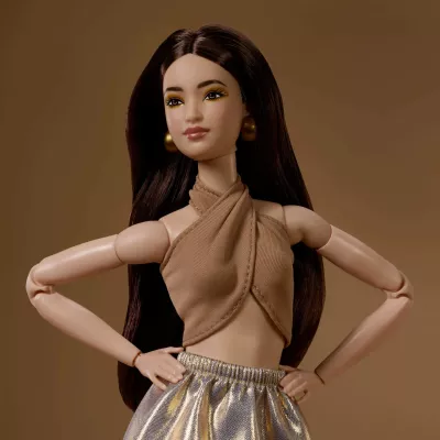 Lalkë koleksionuese Barbie Mattel Signature Basics Model 06 (JJX25), Made to Move, me bazë dhe certifikatë, ari/bezhë