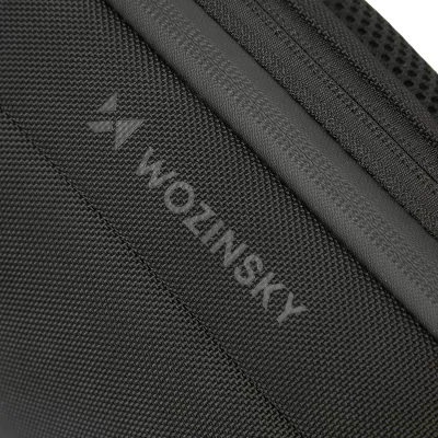 Çantë shpine një sup Wozinsky Premium me port USB dhe bravë kundër vjedhjes, e zezë