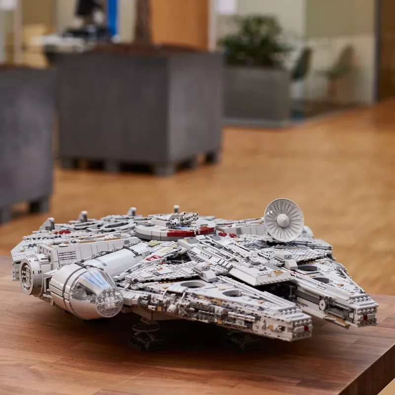 Set ndërtimi LEGO Star Wars Millennium Falcon 75192, 7541 copa, 13.6 kg