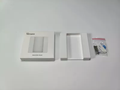Mbajtëse telekomande SONOFF RM433R2-BASE për RM433, montim muri/tavoline, e bardhë