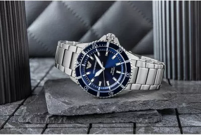 Orë dore meshkujsh Emporio Armani World Explorer AR11697, argjendtë/kaltër, me kuti