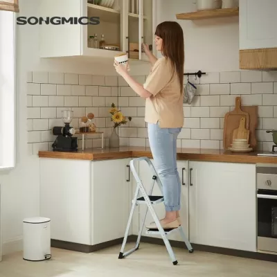 Shkallë palosëse me 2 shkallë SONGMICS GSL12WT, kapacitet 150 kg, çelik, TÜV EN14183, bardhë/zezë