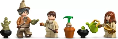 Set LEGO Harry Potter 76445 Hogwarts Castle Herbology Class, 3 minifigura
