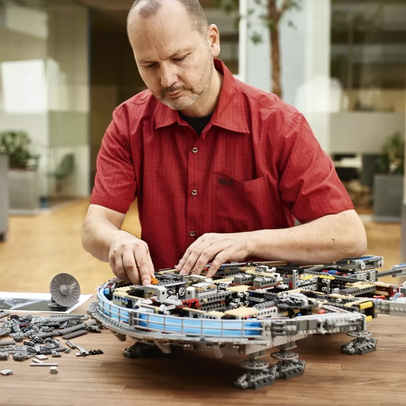 Set ndërtimi LEGO Star Wars Millennium Falcon 75192, 7541 copa, 13.6 kg