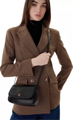 Çantë crossbody Calvin Klein CK Flap Camera LV04F3421G për femra, e zezë