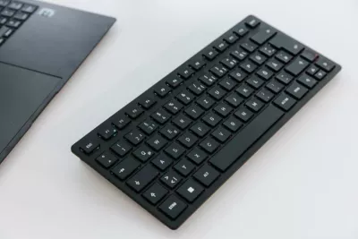Tastierë Cherry KW 9200 MINI (JK-9250FR-2) pa tela 2.4 GHz + Bluetooth 5.0, lidhje me kabllo, e rikarikueshme, kompakte 320x175x25 mm, e zezë
