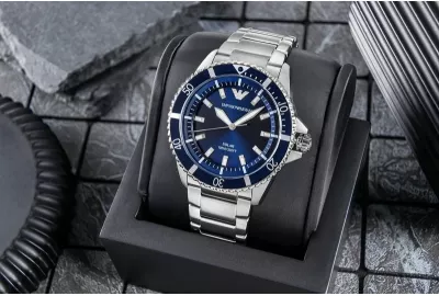 Orë dore meshkujsh Emporio Armani World Explorer AR11697, argjendtë/kaltër, me kuti