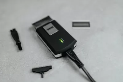 Makinë rroje Wahl Travel Shaver 03615-1016, folje, me bateri 45 min, karikim 480 min, set me qese + fletë prerëse rezervë + brushë pastrimi, e zezë