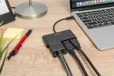 Adapter grafik Digitus USB-C në DisplayPort/HDMI/VGA, i zi