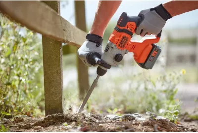 Trapan çekiç me bateri Black&Decker BCD900M1K 18V SDS+ 4.0Ah, set me bateri, karikues dhe valixhe