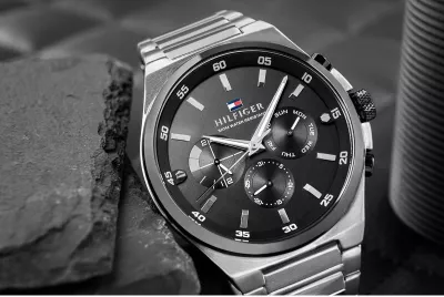 Orë dore për meshkuj Tommy Hilfiger, e zezë