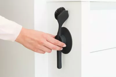 Furçë enësh Brabantia SinkSide 117589 me mbajtëse thithëse, e zezë