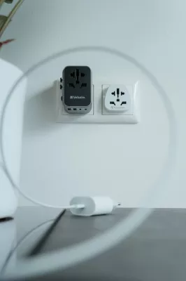 Adapter udhëtimi universal Verbatim UTA-03 Global 49545, i zi
