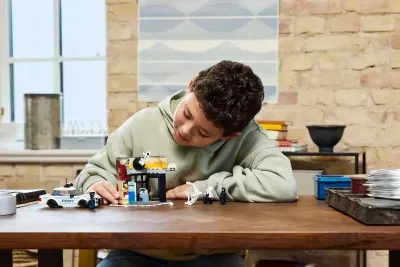 Set LEGO Marvel 76311 Miles Morales vs. The Spot