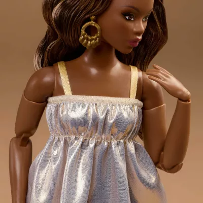 Kukull Barbie Mattel Signature Basics Model 09 JJX28, me qëndrim dhe certifikatë, bezhë/ari