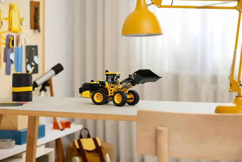 Set LEGO Technic Volvo L120 Electric Wheel Loader, 973 pjesë, për fëmijë 9+ vjeç, e verdhë/zezë
