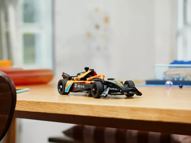 Set LEGO Technic 42169, NEOM McLaren Formula E, për fëmijë 9+, Portokalli