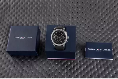 Orë dore për meshkuj Tommy Hilfiger, e zezë