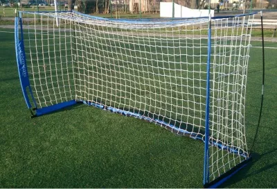 Rrjetë portash për futboll Yakimasport, ngjyrë e bardhë me detaje blu