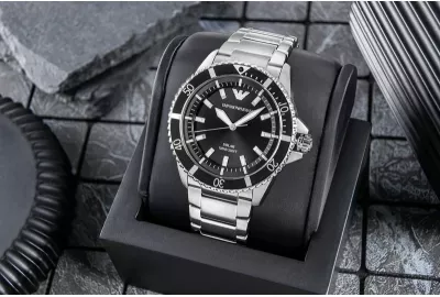 Orë dore meshkujsh Emporio Armani World Explorer AR11787, e zezë/argjendtë, set me kuti