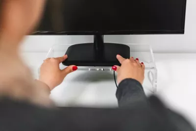 Stendë monitori BakkerElkhuizen Q-riser 90, transparent, për monitor 10-30 inç