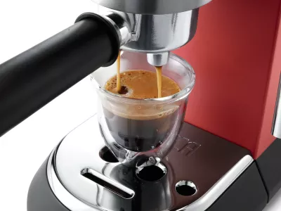 Aparat kafeje DeLonghi Dedica EC685.R, gjysmë automatik, ngjyrë e kuqe