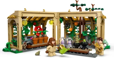 Set LEGO Harry Potter 76445 Hogwarts Castle Herbology Class, 3 minifigura