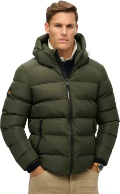 Jakne puffer sportive me kapuç Superdry SDM5011905A për meshkuj, e gjelbër ulliri