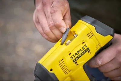 Kompresor ajri me bateri Stanley FATMAX SFMCE521B 18 V, max 10.3 bar, me ekran digjital, pa bateri/karikues, verdhë/zezë
