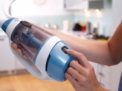 Pastrues dritaresh pa kabllo Black&Decker WW100K, bateri Li-Ion 3.6V, 28 cm + 17 cm gomë, bardhë/blu